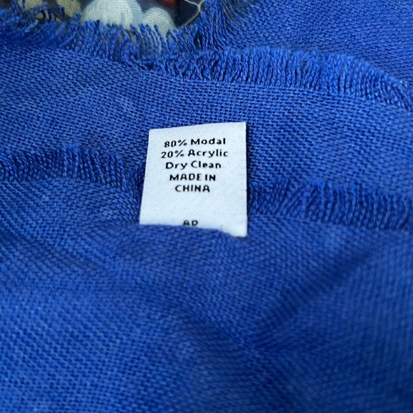 Blue Vera Bradley scarf 🧣 in good to great condition blue with black and white - Picture 2 of 3